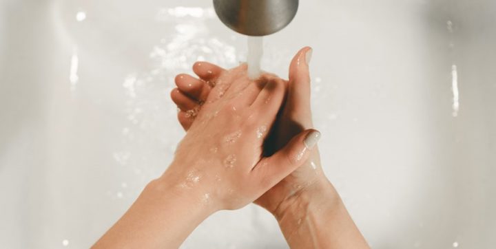 Koronavírus: Hogyan ápoljuk megfelelően a gyakori kézmosás és kézfertőtlenítés következtében kiszáradó kézbőrt?